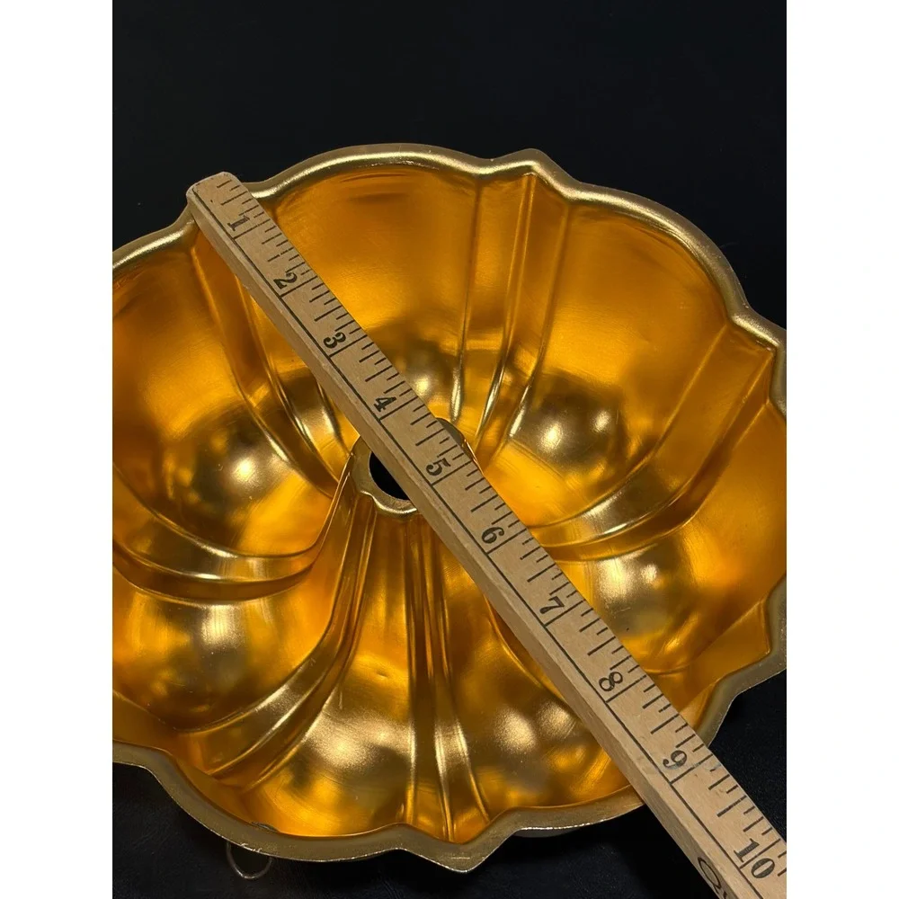 Vintage Gold Aluminum Fluted Bundt Cake Pan 10 Inch Round Scalloped Mold Decor